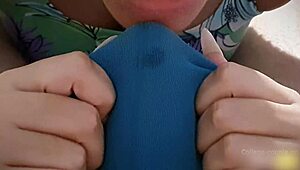 Over the pants handjob he came in his clothes with long nails and cum 😏