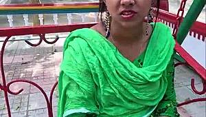 तो, यह बंगाली क्यूटी डिल्डो और अपनी दोस्त के साथ वाइल्ड हुई