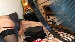 Sexy O2 T&A 444 - milf v saténových nohavičkách naznačuje špinavý doggystyle