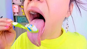 lila jordan cepilla sus dientes