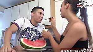 Novia Latina Española Se Pone Traviesa en Encuentro en la Cocina