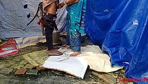 زوجة قرية ديسي تثور في نيك خارجي على المزرعة.