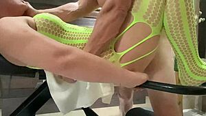 Esposa rabuda gemendo e gozando