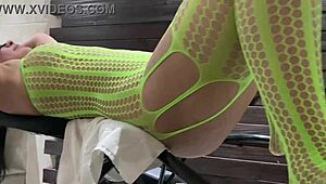 Esposa rabuda gemendo e gozando