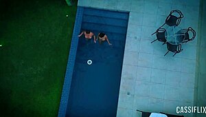 صاحبتي خلت خطيبها ينيكني في طيزي جنب السباحة، شوفوا الفيديو كامل