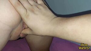 Wow, mijn desi stiefzus toont haar natte kut op mijn bed!