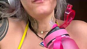 fiquei com tanto tesao na escada da academia que suei de tanto gozar