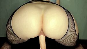 Pawg in weißen Netzstrümpfen neckt, hüpft auf geripptem Dildo mit langen Nägeln