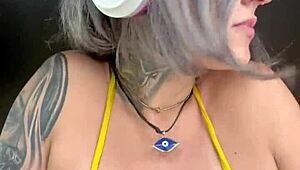 fiquei com tanto tesao na escada da academia que suei de tanto gozar