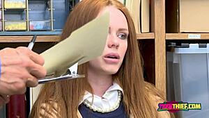 شرطي يفحص فتاة شابة ويأخذها إلى مكتبه الخاص للمزيد