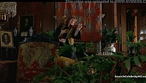 अरे ग्रेटा स्कैकी, वो सेक्सी कर्व्स टॉपलेस दिखाओगी जैसे द रेड 1998 में?