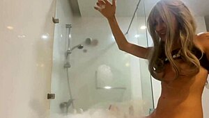 Teen Girl Fingering And Sucking!