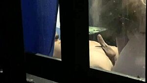 아내가 젊은 남자와 불륜하는 걸 발견하고 흥분돼