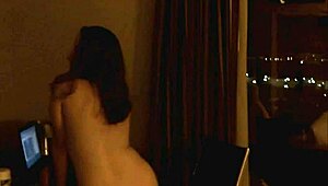 Dança Erótica Hipnotizante e Distante nessa Cena Quente