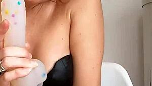 I’m guiding you to finish with Cherry Lips in Spanish JOI