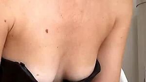 I’m guiding you to finish with Cherry Lips in Spanish JOI