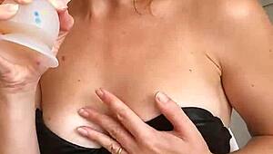 I’m guiding you to finish with Cherry Lips in Spanish JOI