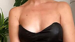 I’m guiding you to finish with Cherry Lips in Spanish JOI