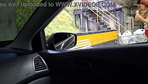 이 아름다운 여자가 공공 장소에서 자위 위험 감수. 그녀 대담한 행동 눈 끌어.