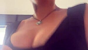 treinando na academia meus peitos pulou pra fora e fiquei tao excitada que molhei tudo