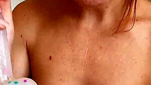 I’m guiding you to finish with Cherry Lips in Spanish JOI