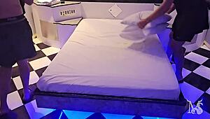 Massagem Vira Arrombada no Cu com Pau Monstro!