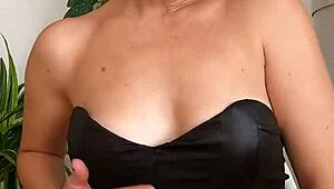 I’m guiding you to finish with Cherry Lips in Spanish JOI