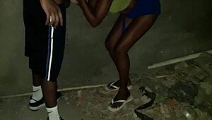 Putaria Rolou Na Casa Em Obra Magrinha Caiu De Boca Na Piroca Do Maloqueiro.