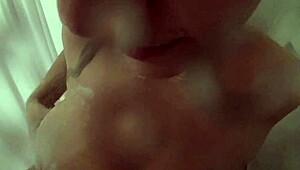 Getting naughty with thick girl in shower 😏