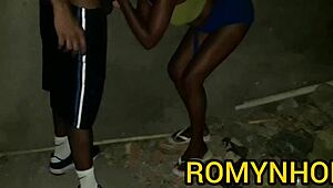 Putaria Rolou Na Casa Em Obra Magrinha Caiu De Boca Na Piroca Do Maloqueiro.