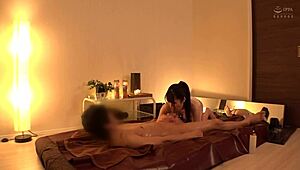 この日本人デリヘル嬢ミニスカめくりパンツ丸見えで巨乳揺らして歩く