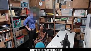 Ehi amico, mi hanno beccato a rubare... vuoi fare un patto? Questa tettona ebony teen 18+ farà tutto con te, guardia!