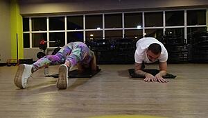 Na Academia Sem Calcinha Treinando Com Tesão