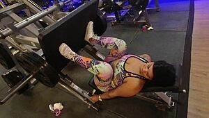 Na Academia Sem Calcinha Treinando Com Tesão
