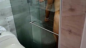 Sorprendí a mi hermanastra en el baño y me echa una mano.