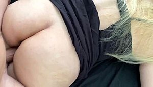 اكتشفت زوجة أبي في السرير ونكتها بقوة بزب كبير