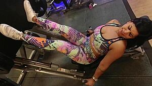 Na Academia Sem Calcinha Treinando Com Tesão