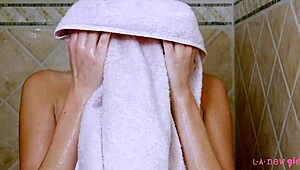 मैं बहुत हॉर्नी हूँ, ब्लॉन्ड मॉडल शावर में, सेक्सी बॉडी 4K में, ओप्स!