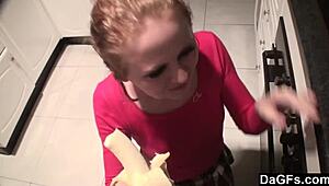 Dagfs - Amatérské lesbičky si užívají parní líbání v kuchyni