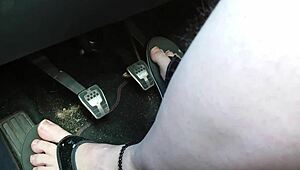 BARFUß IN FLIP FLOPS AUTO FAHREN NAKED FETISH STORY