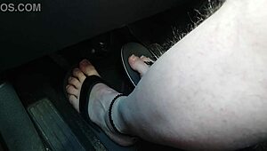 BARFUß IN FLIP FLOPS AUTO FAHREN NAKED FETISH STORY