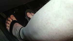 BARFUß IN FLIP FLOPS AUTO FAHREN NAKED FETISH STORY