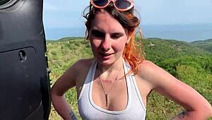 Fremmed Hjælper Med At Parkere Bil Til Hurtig Risikabel Offentlig Action