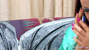 Esküszöm, ez a nimfomán milf engem, egy szűz lányt, az első leszbikus zűrbe vitt!