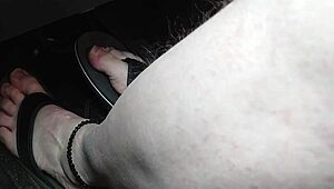 BARFUß IN FLIP FLOPS AUTO FAHREN NAKED FETISH STORY