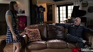 स्टेपफादर स्टेपडॉटर को सबमिशन में स्पैंक करता है एनल डिसिप्लिन से