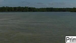 Barbie Banks se potopi v vroči trios sejo.