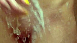 Miksi tämä 18-vuotias kiusoittelee 4k-suihkussa?