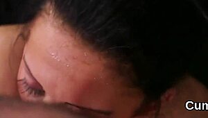 أعطيت تلك الحلوة الشهوانية حمولة لبن كبيرة على وجهها