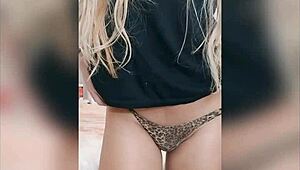 人妖独奏热辣合集，在镜子前可爱地挑逗和抚摸自己